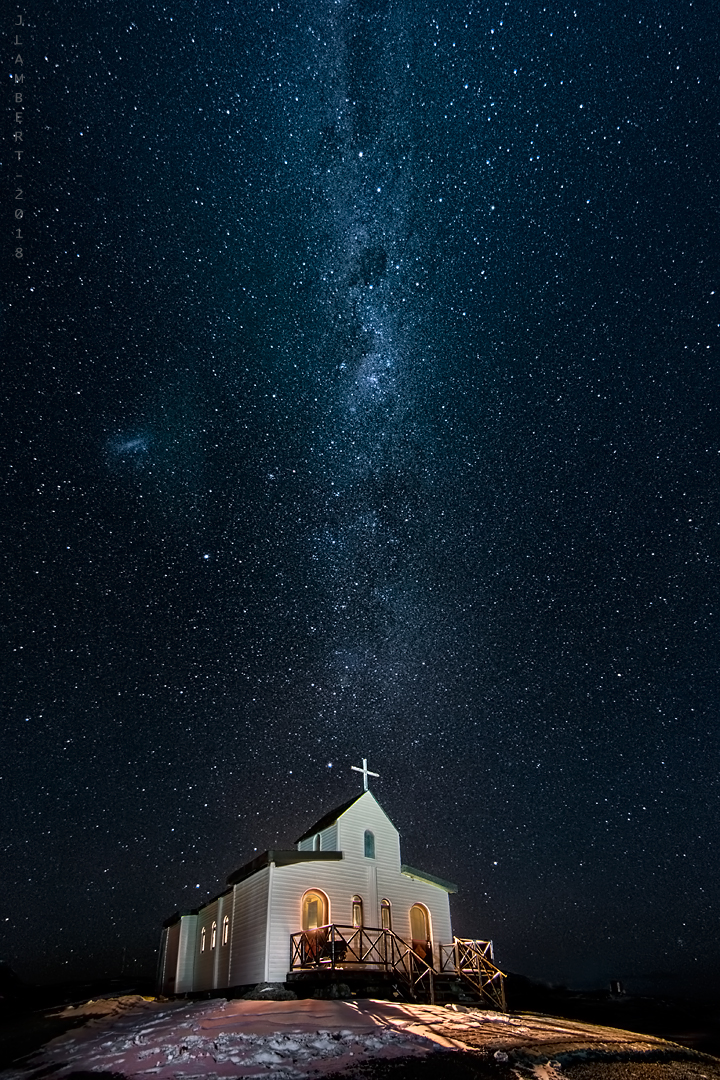 17 Abril. Iglesia Chilena iluminada por las estrellas antárticas.